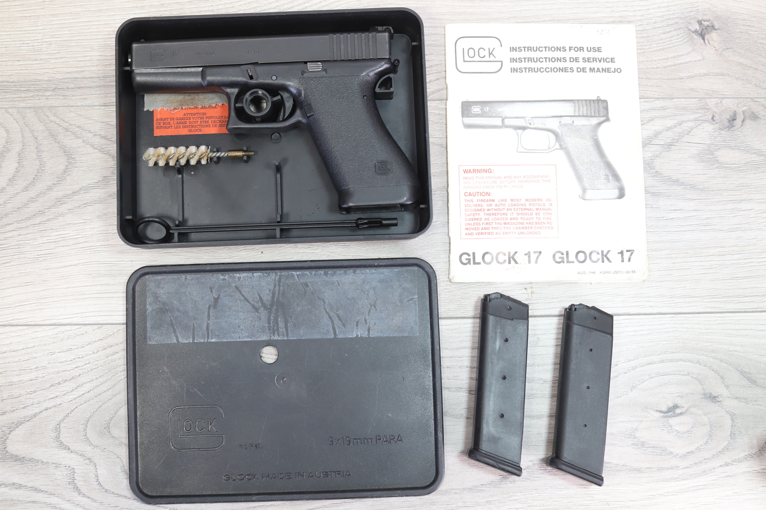 GLOCK 17 GEN 1 - Aug. 1986 , clean w/ case, manual, 2 magazines-img-0