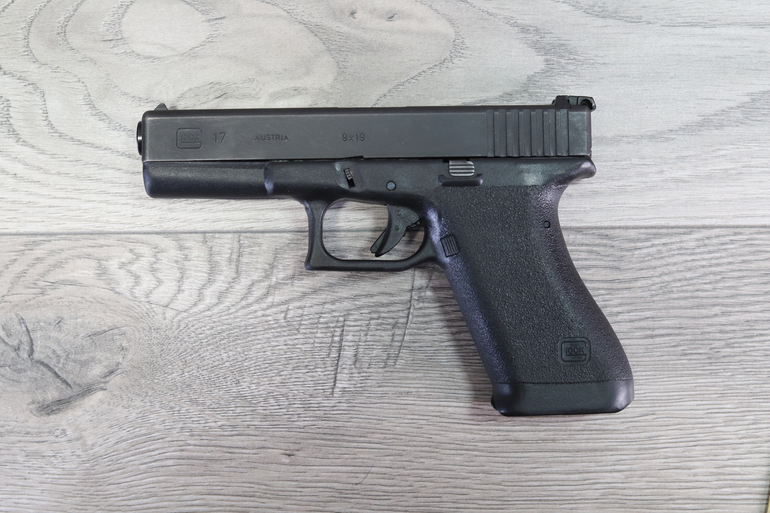 GLOCK 17 GEN 1 - Aug. 1986 , clean w/ case, manual, 2 magazines-img-1