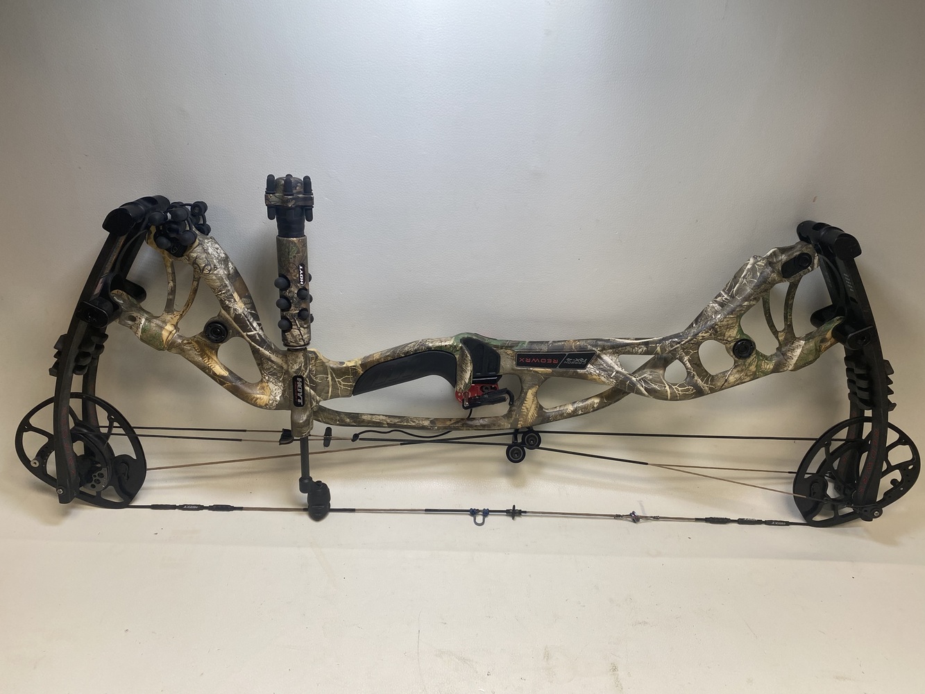 HOYT CARBON RX-4 TURBO 60-70 LBS COMPOUND BOW-img-1