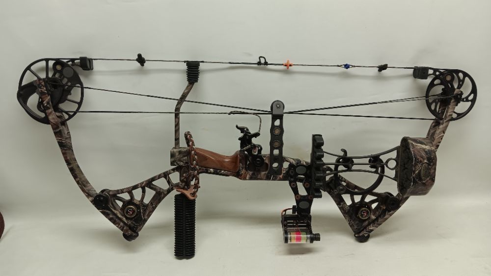 Matthews Solo Cam SE4 DXT Compound Bow With Arrows-img-0