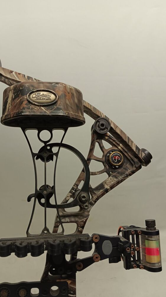 Matthews Solo Cam SE4 DXT Compound Bow With Arrows-img-2