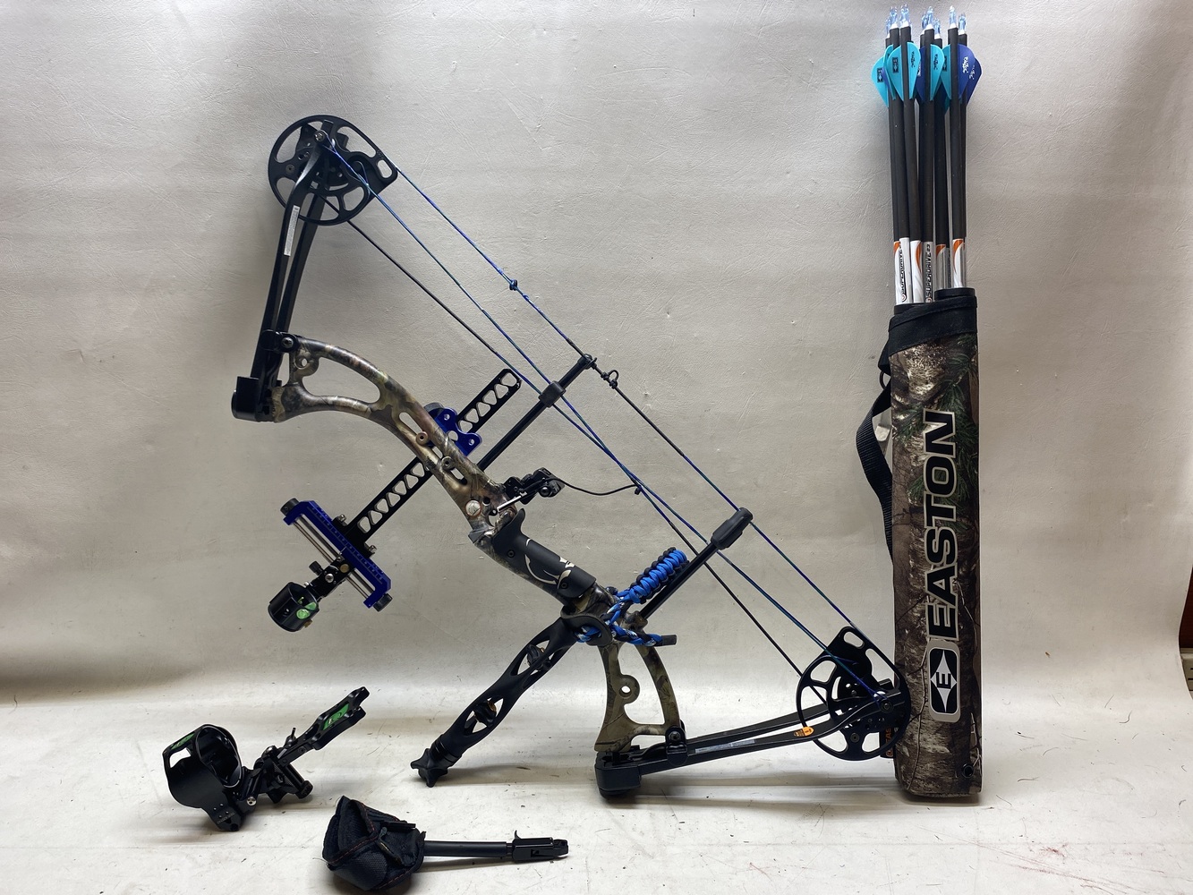 BEAR APPRENTICE III COMPOUND BOW-img-0