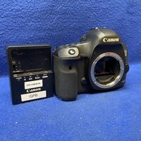Canon EOS 5D Mark III Digital SLR 23.4MP Camera w. Charger & Battery