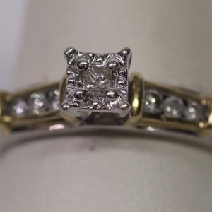 Elegant Ladies 10k White Gold With 1/5c Center Diamond
