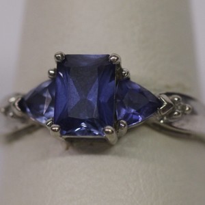 Beautiful 10kt Tanzanite Ladies Ring Size 7.25