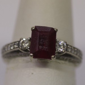 womens 18k two tone ring red stone feature flanked with clear stones