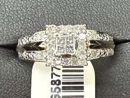 Ring 10kt 3.28G Diamond Cluster Wedding Ring