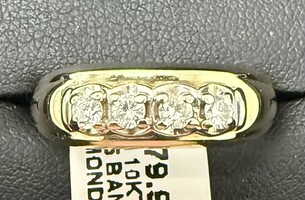 Ring 10kt 4.27G SZ8.5 BAND WITH 4 DIAMONDS 