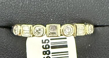 Ring 14kt 2.32G Band with diamonds 