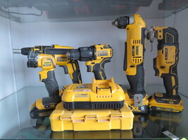 DEWALT 5 PIECE TOOL SET WITH 4 BATTERIES AND CHARGER