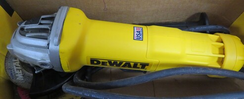 DEWALT ANGLE GRINDER DWE402