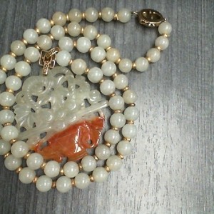 VINTAGE BURMESE JADEITE PENDENT AND BEAD NECKLACE 