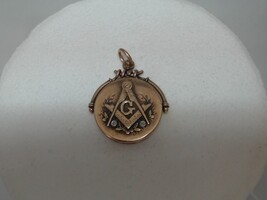  1OKT GOLD MASON PENDANT