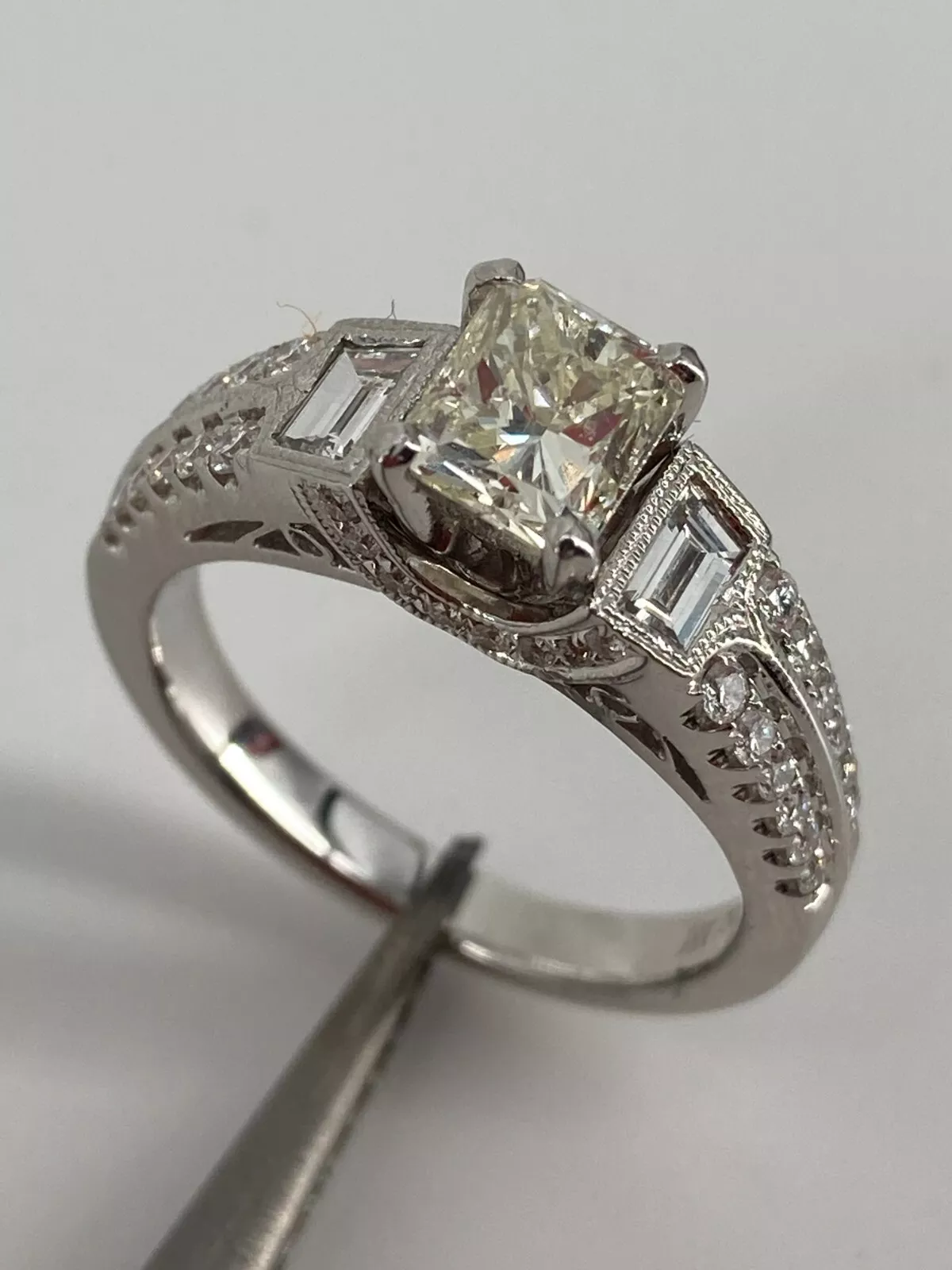 18KT White Gold Diamond Ring Size 6.25 5.7g