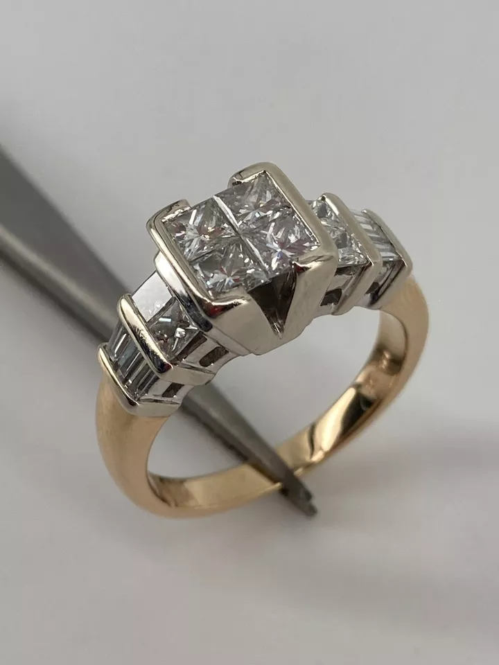14KT Two Tone Gold Diamond Ring Size 8 7.6g Approx 1cttw