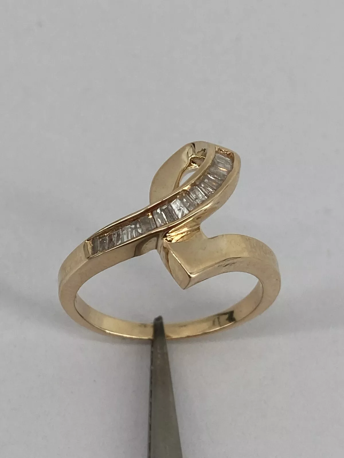 10KT Yellow Gold Diamond Ring Size 7 3.5g