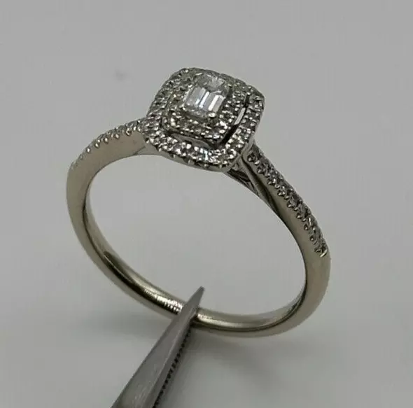 14KT White Gold Diamond Ring Size 7 2.8g