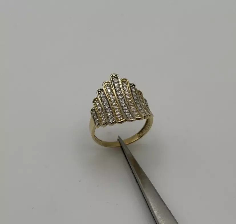14KT Yellow Gold Cluster Ring CZs Size 9 4.3g