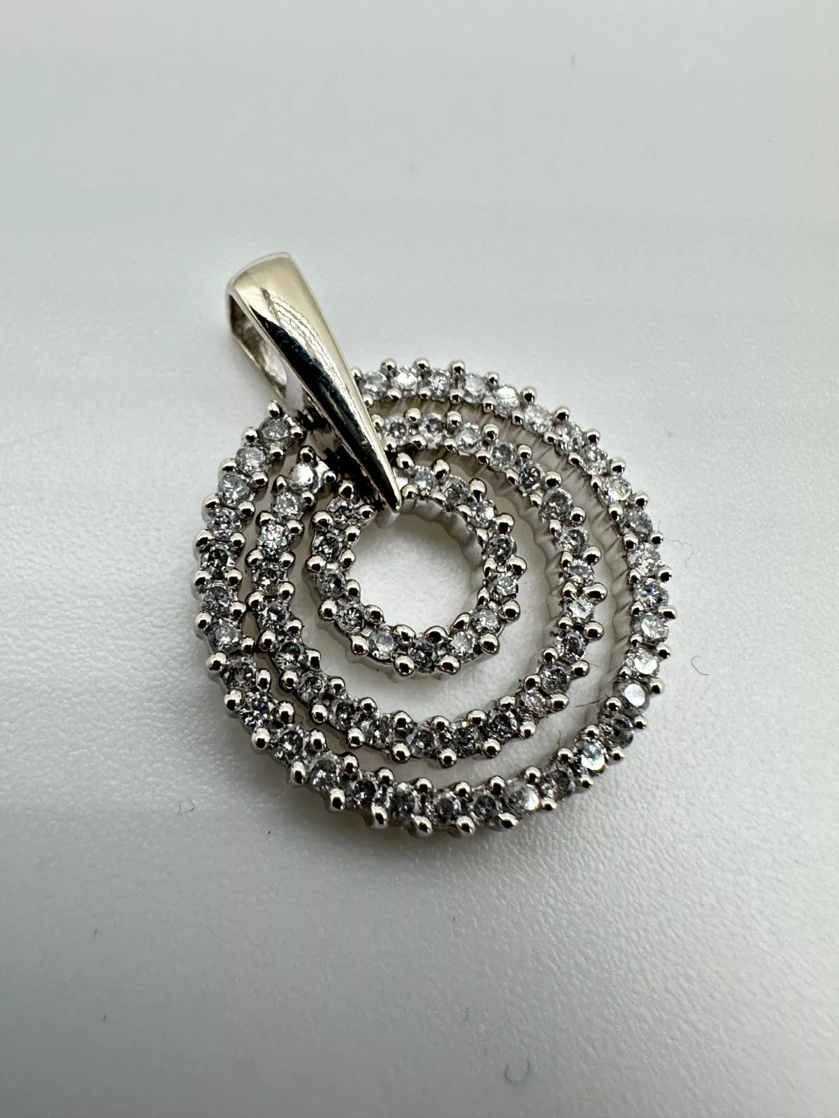 14KT White Gold Diamond Circles Pendant 2.6g
