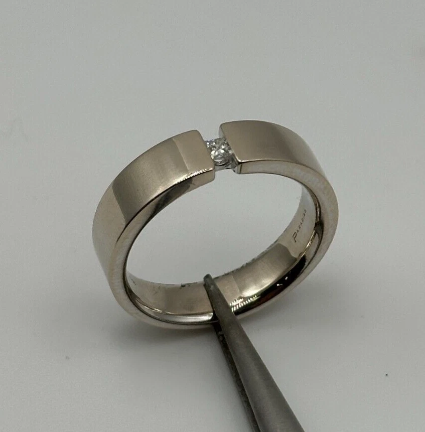 18KT White Gold Band Ring with Diamond Size 10 11.8g