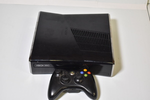 Microsoft Xbox 360 Gaming Console with Controller