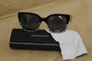Burberry ladies sunglasses w/ case & cleaning cloth B4271