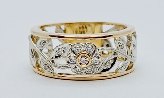 18k Y/G ring with white stone 6.80 grams