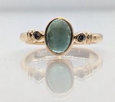 14K ring with a green stone  3.4 G 