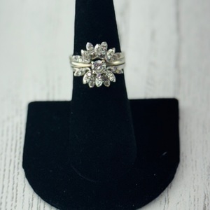  14kt White Gold, Floral cased Diamond Ring