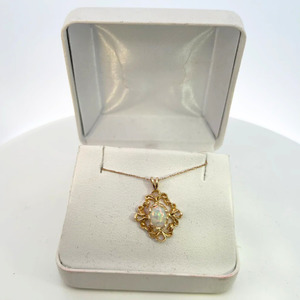 14kt Yellow Gold Necklace With Opal Stone 