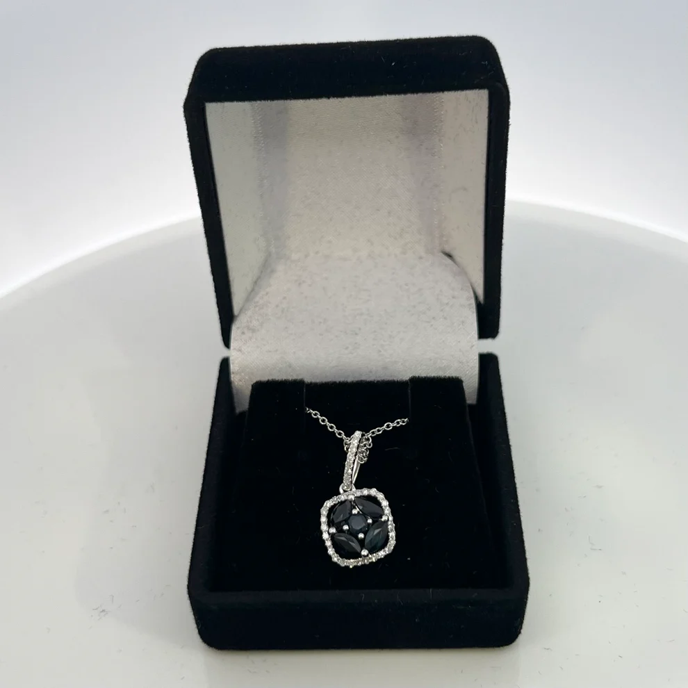  10kt White Gold with Obsidian Stones Necklace 