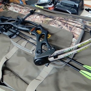 Hoyt Archery Ruckus Jr, WITH Cabelas Soft Case With Quiver And A Few Arrows 