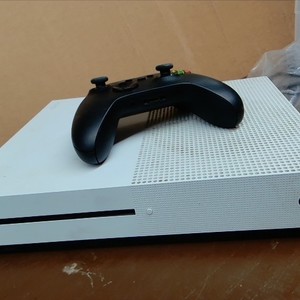MICROSOFT ONE S 1681 WITH 1 CONTROLLER & HDMI CORD