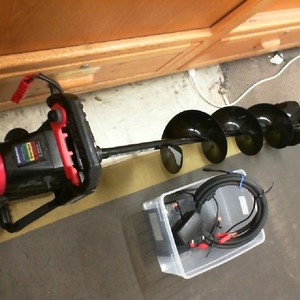 STRIKEMASTER LAZER AUGER WITH BROKEN BATTERY BOX, BUT FULLY FUNCTIONAL. W/ CORDS