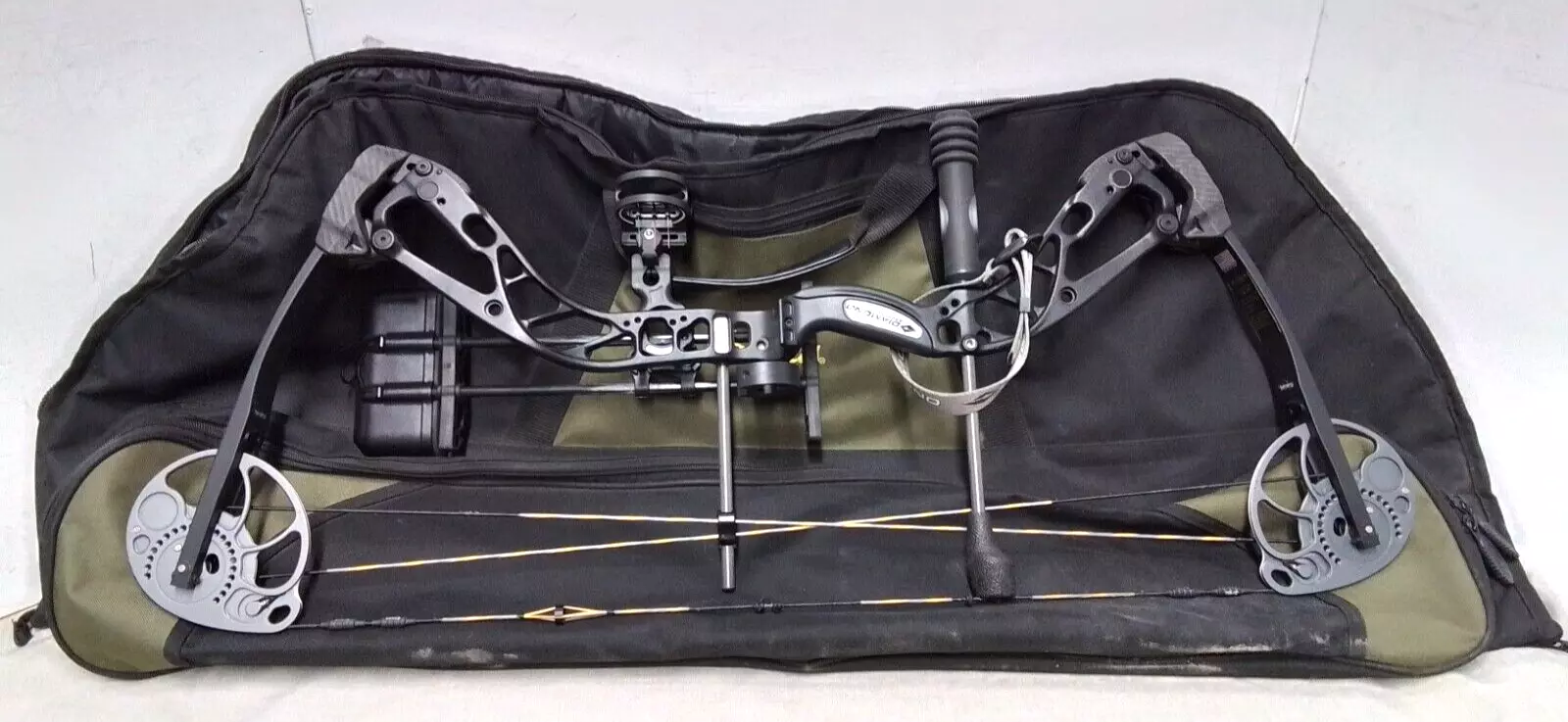 DIAMOND EDGE SB1 BLACK COMPOUND BOW W/ APEX SITE, QUIVER, OCTANE STABILIZER 
