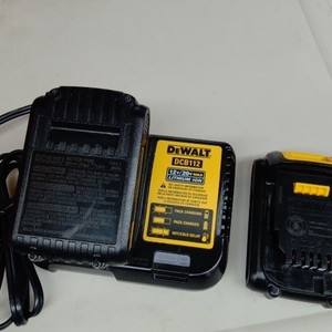 2 DEWALT DCB207 20V Li-Ion Battery packs x2 DCB112 Charger