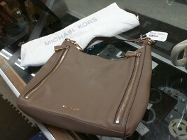 MICHAEL KORS DUAL ZIPPER FRONT PURSE W/ DUST COVER, RECEIPT AND CARE CARD