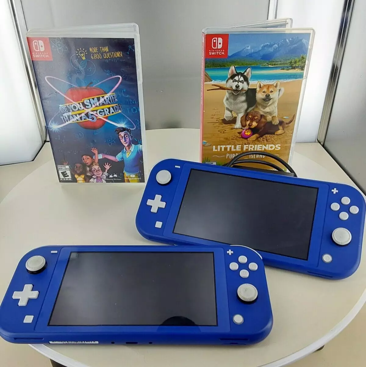 2 Nintendo Switch lite's , 1 Charger, two games