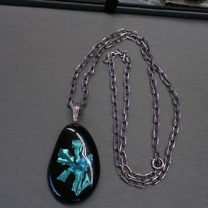  STERLING SILVER CHAIN  WITH SIGNED BLACK & TURQUOISE DICROIC GLASS PENDANT