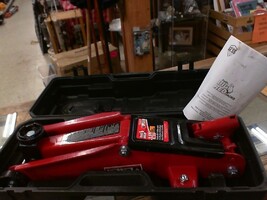 Torin 2-1/2 Ton Hydraulic Trolley Jack in Case