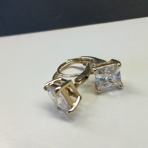  Gold 14kt 1.90gms Earrings WITH CLEAR PRINCESS CUT STONES