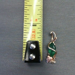  BLACK HILLS GOLD PENDANT WITH MARQUISE CUT SYNTHETIC GREEN STONE AND 2 LEAVES