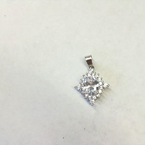  Sterling Silver 0.925% 1.50gms Sparkling Clear Gemstones in a Snowflake Design
