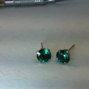 TGREEN STONE IN 10KT YELLOW GOLD POST