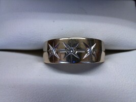  STAR SETTING WITH 3 DIAMONDS IN 14K YELLOW GOLD BAND 