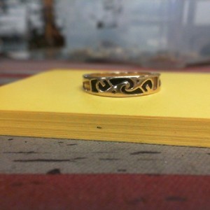  Yellow Gold 10kt 2.30gms Ring Pacific Northwest Native Symbols in Black Enamel