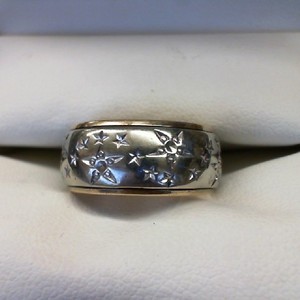 TWO TONE HEAVY BAND WITH STAR PATTERN