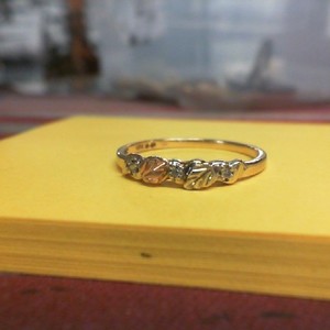  Gold 10kt 1.10gms Ring TINY Black Hills Gold Band with 3 Diamonds, Size 6