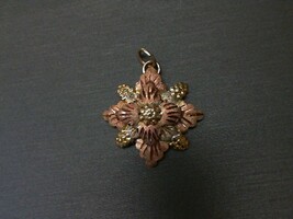  BLACK HILLS GOLD PENDANT SET IN FLOWER DESIGN WITH 5 CLUSTERS AND12 LEAVES