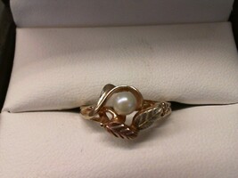  BLACK HILLS GOLD RING WITH 3 LEAVES 1 CLUSTER AND A SMALL WHITE PEARL
